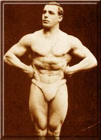 Максик демонтсрирует свое великолепное телосложение. 1910 год.
